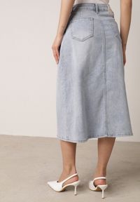 Born2be - Niebieska Jeansowa Spódnica z Bawełną Wysokim Stanem i Rozcięciem z Przodu Cannate. Okazja: na co dzień. Stan: podwyższony. Kolor: niebieski. Materiał: bawełna, jeans. Styl: casual #4