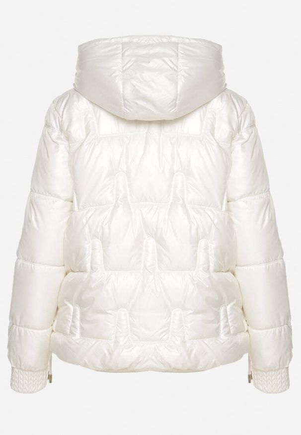 Born2be - Biała Pikowana Kurtka z Odpinanym Kapturem Wydłużonym Tyłem i Ściągaczami Zinonia. Okazja: na co dzień. Kolor: biały. Materiał: wełna, jeans, skóra. Sezon: zima, jesień. Styl: casual, elegancki