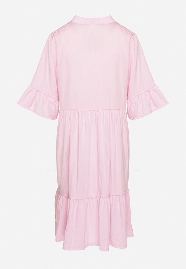 Born2be - Różowa Sukienka Rozkloszowana z Wiskozą Ozdobiona Falbanami Eviriane. Okazja: na co dzień. Typ kołnierza: dekolt w serek. Kolor: różowy. Materiał: wiskoza. Wzór: aplikacja. Typ sukienki: proste. Styl: casual