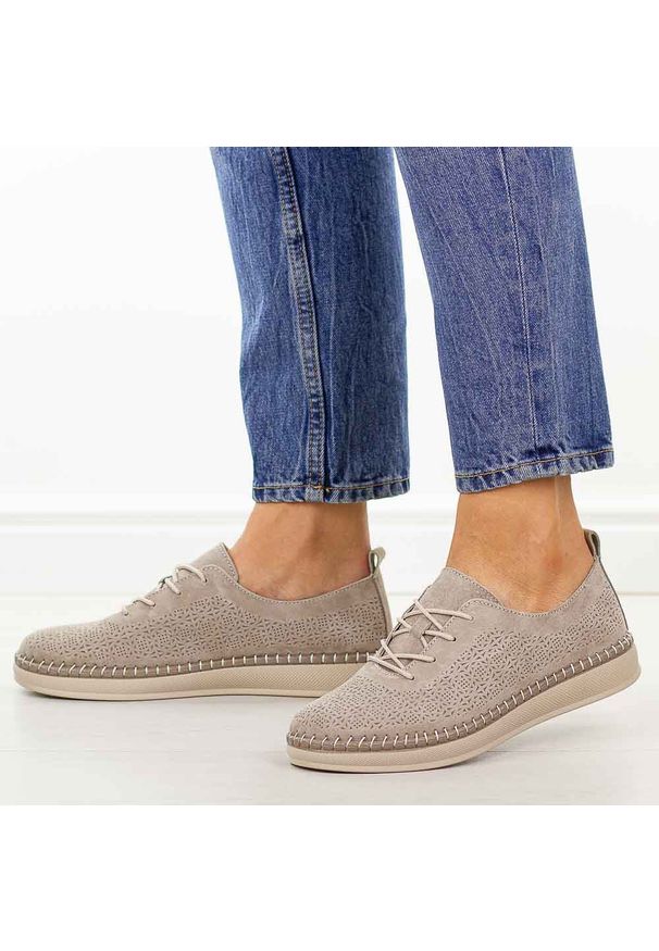 Beżowe skórzane półbuty damskie Filippo Dp7674/26. Okazja: na spacer, na co dzień. Nosek buta: okrągły. Zapięcie: sznurówki. Kolor: beżowy. Materiał: zamsz, skóra. Szerokość cholewki: normalna. Sezon: wiosna, lato. Styl: casual, elegancki, klasyczny