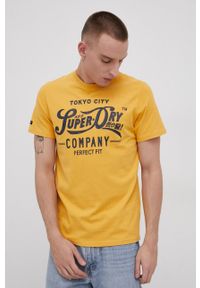Superdry T-shirt bawełniany kolor żółty z nadrukiem. Okazja: na co dzień. Kolor: żółty. Materiał: bawełna. Wzór: nadruk. Styl: casual