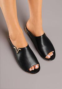 Born2be - Czarne Klapki Vices z Perforowaną Cholewką Sarianae. Okazja: na co dzień. Kolor: czarny. Styl: elegancki, casual #5