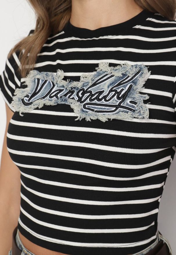 Born2be - Czarno-Biały Bawełniany T-shirt w Paski z Jeansową Naszywką i Napisem Velviola. Okazja: na spacer, na co dzień. Kolor: czarny. Materiał: bawełna, jeans. Wzór: aplikacja, napisy, paski. Styl: elegancki, casual