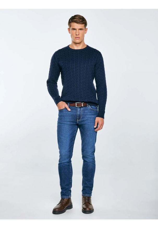 Big-Star - Sweter męski ze splotem warkoczowym granatowy Amaris 403. Kolor: niebieski. Materiał: bawełna, dzianina, jeans, materiał. Wzór: ze splotem. Styl: elegancki, klasyczny