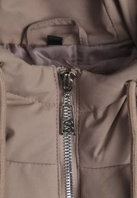 Born2be - Ciemnobeżowa Przejściowa Kamizelka z Pikowanymi Przeszyciami i Kapturem Fesolira. Okazja: na co dzień. Kolekcja: plus size. Kolor: beżowy. Materiał: jeans. Styl: casual, sportowy #8