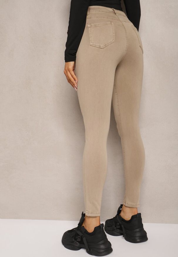Renee - Beżowe Spodnie Skinny z Wysokim Stanem i Ozdobną Chustką Hyadia. Okazja: na co dzień. Stan: podwyższony. Kolor: beżowy. Styl: casual