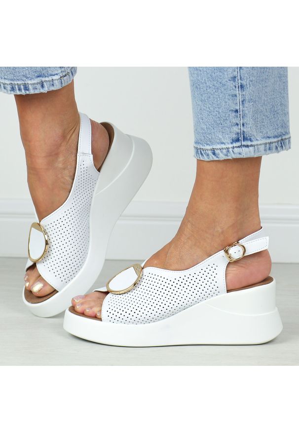 Białe skórzane sandały damskie na koturnie T.Sokolski L26-248. Zapięcie: bez zapięcia. Kolor: biały. Materiał: skóra. Sezon: lato. Obcas: na koturnie. Styl: klasyczny