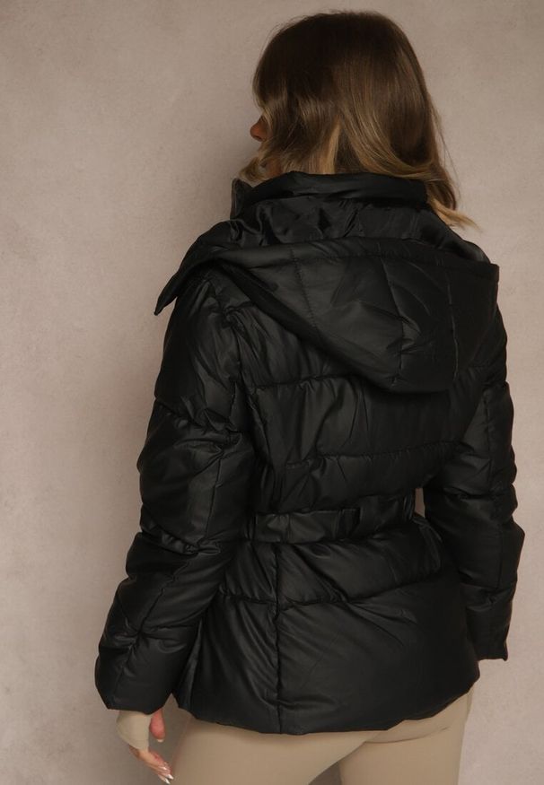 Renee - Czarna Kurtka Zimowa Y2K z Pikowaniem i Paskiem ze Sprzączką Cerrive. Kolor: czarny. Materiał: jeans. Sezon: zima