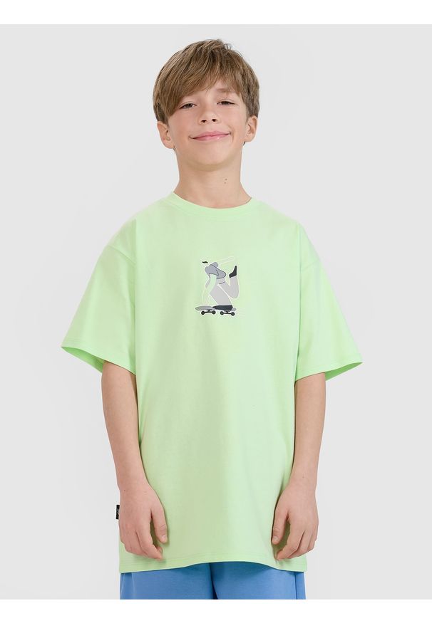 4f - 4F T-shirt oversize z nadrukiem chłopięcy - zielony 122 (6-7 lat). Okazja: na co dzień. Kolor: zielony. Materiał: dzianina, bawełna, jersey. Długość rękawa: krótki rękaw. Długość: krótkie. Wzór: nadruk. Sezon: lato. Styl: klasyczny, sportowy, casual