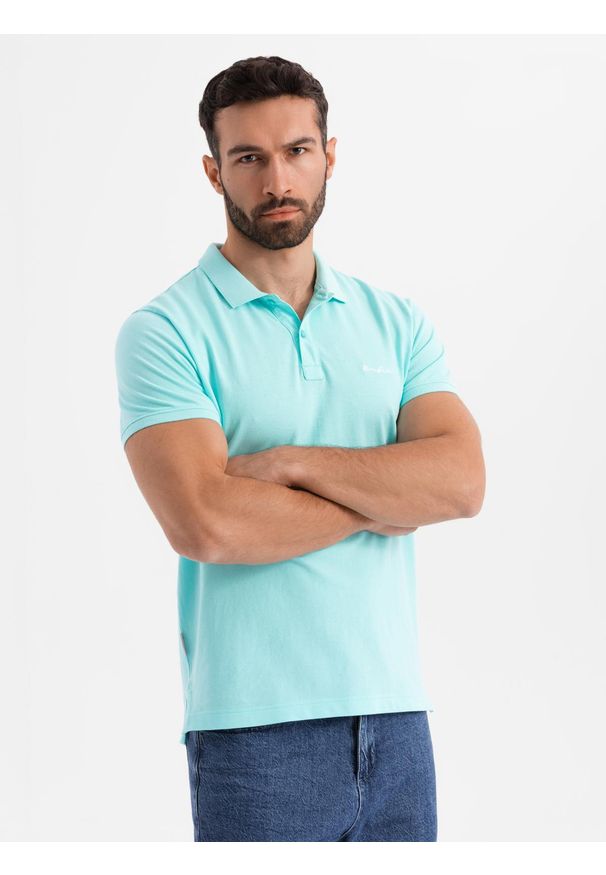 Ombre Clothing - Polo koszulka z bawełnianej dzianiny pique – błękitna V2. Okazja: na co dzień. Typ kołnierza: polo. Kolor: niebieski. Materiał: bawełna, dzianina. Długość rękawa: krótki rękaw. Długość: krótkie. Wzór: haft. Styl: elegancki, casual