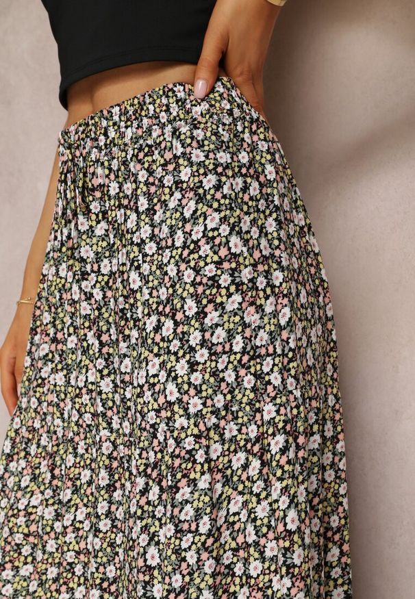 Renee - Czarna Rozkloszowana Spódnica Maxi w Kwiaty Dethuj. Kolor: czarny. Materiał: bawełna, tkanina. Wzór: kwiaty