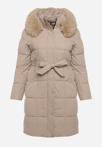 Born2be - Beżowa Pikowana Kurtka z Kapturem z Futrem i Wiązanym Paskiem Mevinatia. Okazja: na co dzień. Typ kołnierza: kaptur. Kolekcja: plus size. Kolor: beżowy. Materiał: futro. Styl: casual, klasyczny #6