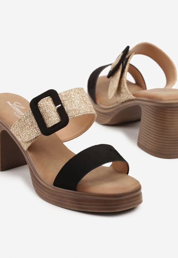 Renee - Czarne Klapki na Słupku Ozdobione Plecionką i Klamrą Isoiti. Okazja: na spacer, na co dzień. Kolor: czarny. Wzór: aplikacja. Obcas: na słupku. Styl: casual