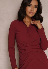 Renee - Bordowa Sukienka Koszulowa z Marszczeniem Zegera. Kolor: czerwony. Materiał: tkanina. Wzór: aplikacja, gładki, jednolity. Typ sukienki: koszulowe. Styl: elegancki. Długość: midi