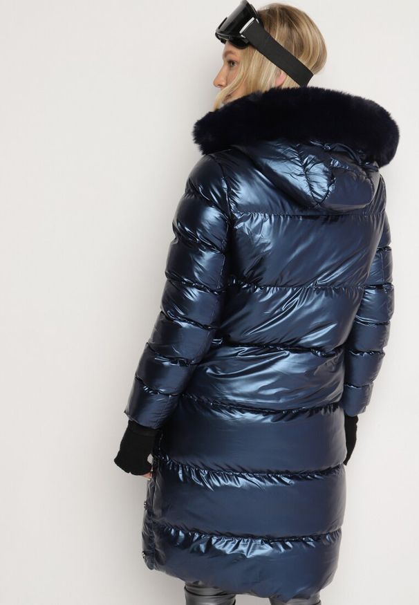 Born2be - Granatowa Pikowana Kurtka z Kapturem i Futerkiem Sahria. Okazja: na co dzień. Typ kołnierza: kaptur. Kolor: niebieski. Materiał: futro. Sezon: zima. Styl: casual, elegancki, klasyczny