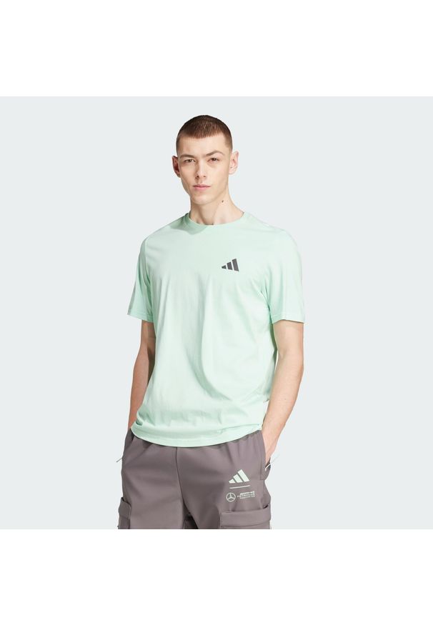 Adidas - Koszulka Mercedes - AMG Petronas Formula One Team Premium Woven Graphic. Kolor: zielony, fioletowy, wielokolorowy. Sport: fitness