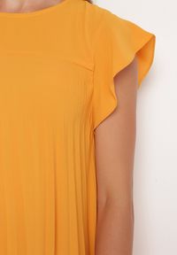 Born2be - Pomarańczowa Plisowana Sukienka z Krótkim Rękawem Nlea. Kolor: pomarańczowy. Długość rękawa: krótki rękaw #4