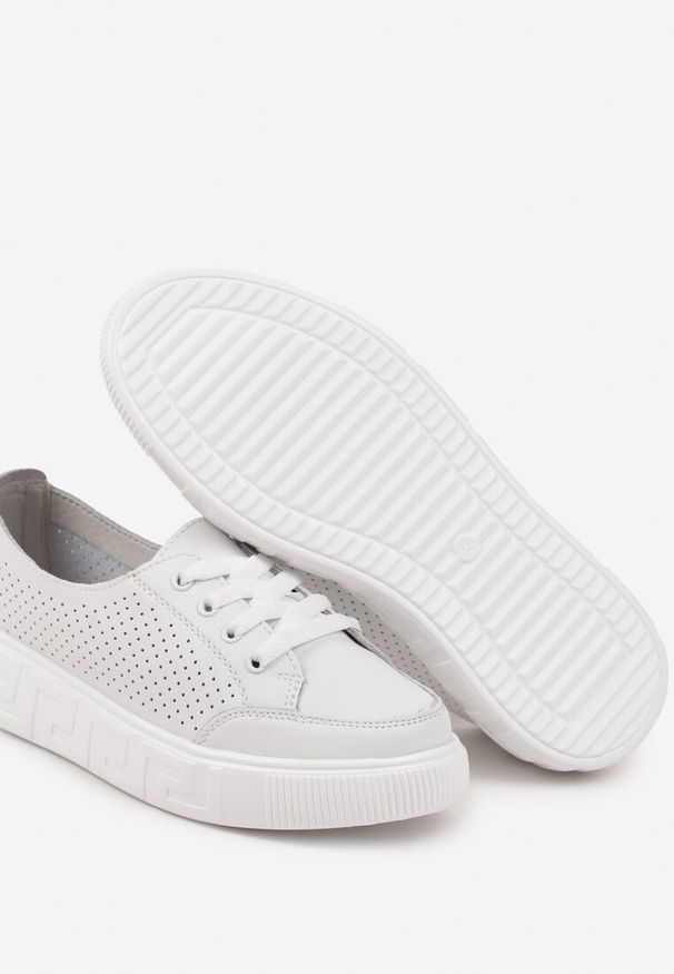 Renee - Białe Sneakersy ze Skóry Naturalnej z Perforacją Isolena. Okazja: na co dzień. Kolor: biały. Materiał: skóra. Obcas: na płaskiej podeszwie