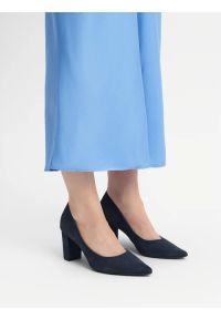 Ryłko - Granatowe czółenka na słupku. Kolor: niebieski. Materiał: skóra, welur. Obcas: na słupku. Styl: street. Wysokość obcasa: średni #1