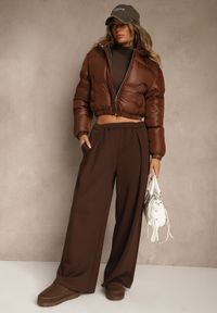 Renee - Brązowa Pikowana Kurtka z Nieodpinanym Kapturem o Krótkim Kroju Tinneira. Okazja: na spacer. Kolor: brązowy. Materiał: jeans. Długość: krótkie. Styl: elegancki
