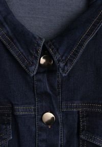 Born2be - Granatowa Jeansowa Sukienka Koszulowa o Taliowanym Kroju Neveala. Okazja: na co dzień. Kolor: niebieski. Materiał: jeans. Typ sukienki: koszulowe. Styl: casual, klasyczny. Długość: midi #7