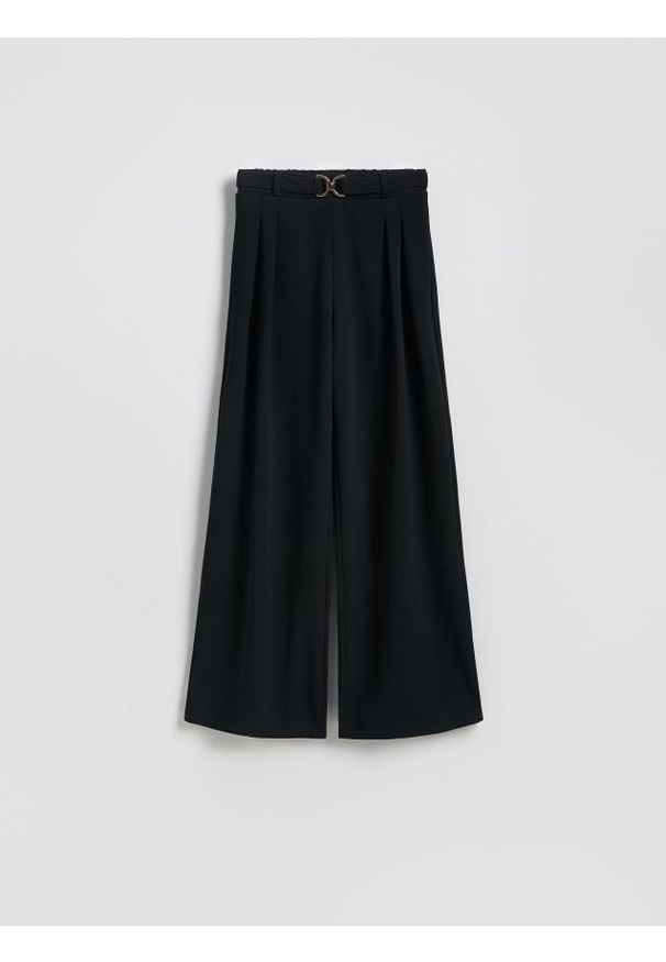 Reserved - Luźne spodnie z klamrą - czarny. Kolor: czarny. Materiał: dzianina. Wzór: gładki