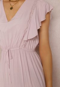 Renee - Jasnoróżowa Sukienka Callamene. Kolor: różowy. Materiał: koronka, wiskoza. Wzór: aplikacja, gładki, ażurowy, bez wzorów. Sezon: lato. Długość: maxi