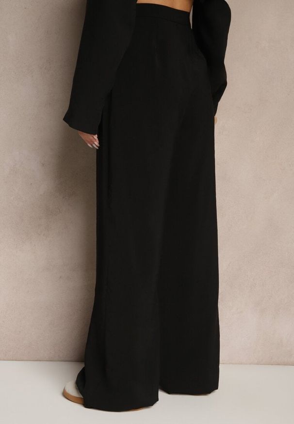 Renee - Czarne Spodnie Low Waist z Modalu z Szeroką Nogawką Reanelira. Okazja: na co dzień. Stan: obniżony. Kolor: czarny. Styl: casual, klasyczny, elegancki