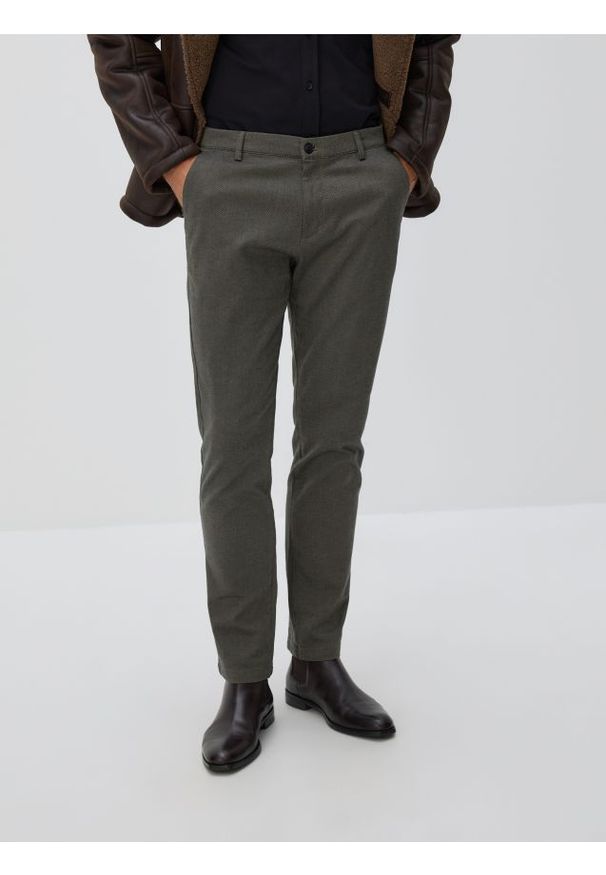 Reserved - Spodnie chino slim fit - ciemnozielony. Kolor: zielony. Materiał: tkanina, bawełna