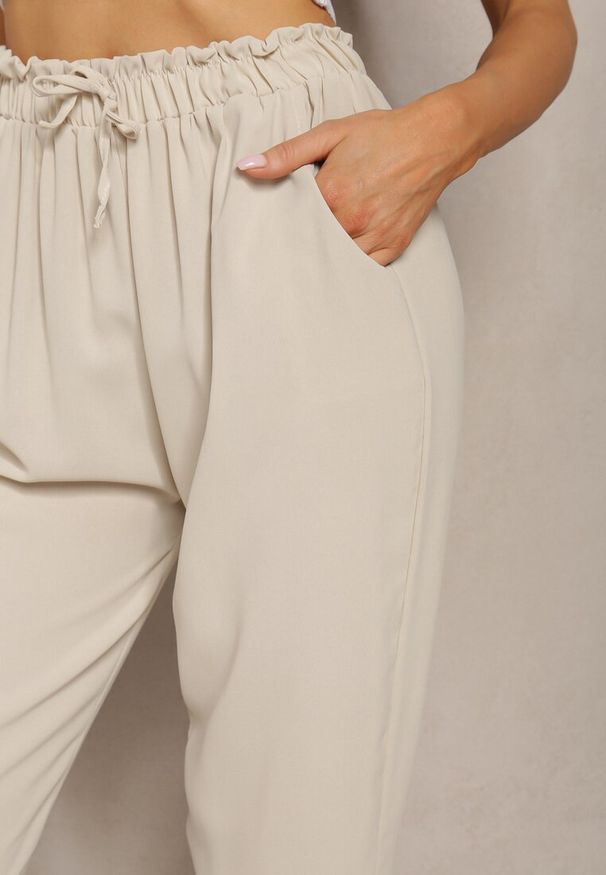 Renee - Jasnobeżowe Spodnie z Regularną Talią z Gumką i Sznurkiem w Pasie Cerinda. Okazja: na co dzień. Kolor: beżowy. Materiał: materiał, satyna. Styl: casual