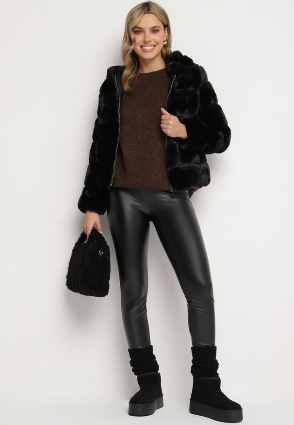 Born2be - Czarne Legginsy z Ekoskóry z Guzikami Wysokim Stanem i Gumką w Talii Sintheria. Okazja: na spacer, na co dzień. Stan: podwyższony. Kolor: czarny. Materiał: materiał, kaszmir. Wzór: aplikacja. Sezon: jesień. Styl: casual, elegancki