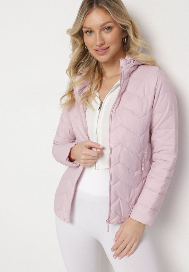 Born2be - Jasnoróżowa Kurtka z Odpinanym Kapturem Pikowana Ariobia. Kolor: różowy