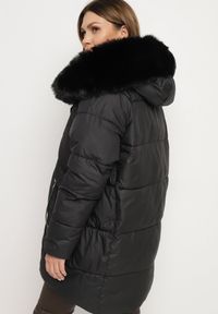 Born2be - Czarna Pikowana Kurtka o Pudełkowym Kroju z Odpinanym Futerkiem i Ozdobnym Suwakiem Hedilina. Okazja: na spacer, na co dzień. Kolor: czarny. Materiał: futro. Styl: elegancki, casual #6