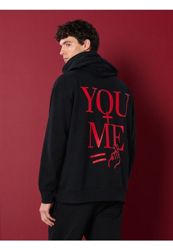 Sinsay - Bluza hoodie z nadrukiem - czarny. Kolor: czarny. Wzór: nadruk