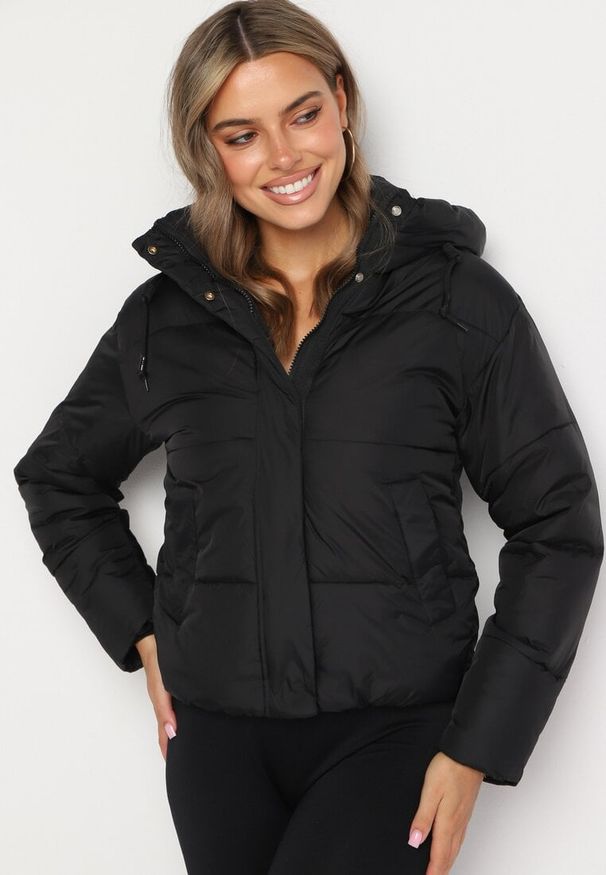 Born2be - Czarna Pikowana Kurtka Puffer z Kapturem Miviera. Okazja: na spacer, na co dzień. Typ kołnierza: kaptur. Kolor: czarny. Materiał: dzianina, jeans. Sezon: zima. Styl: casual