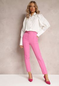 Renee - Różowe Dopasowane Spodnie Garniturowe High Waist z Paskiem w Talii Ozdobionym Klamrą Binah. Stan: podwyższony. Kolor: różowy. Długość: długie. Wzór: aplikacja #4