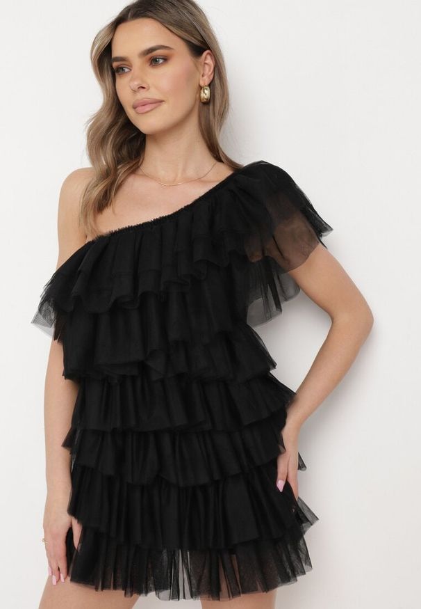 Born2be - Czarna Sukienka Mini na Jedno Ramię Asymetryczna z Falbankami Nomenta. Typ kołnierza: kołnierz z falbankami. Kolor: czarny. Typ sukienki: asymetryczne. Długość: mini
