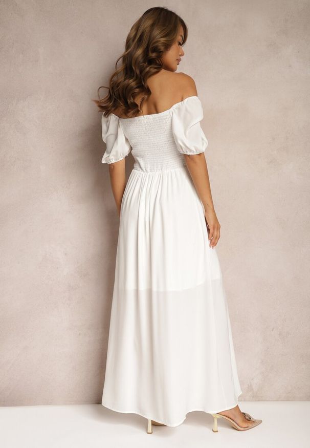 Renee - Biała Sukienka Wieczorowa z Hiszpańskim Dekoltem i Rozcięciem Vikiya. Kolor: biały. Materiał: materiał. Wzór: aplikacja. Styl: wizytowy