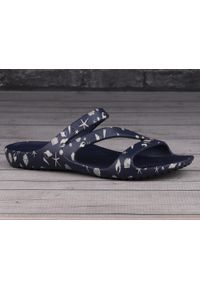 Klapki damskie sportowe Crocs KADEE II SHELLS PRINT. Kolor: beżowy, niebieski, wielokolorowy. Wzór: nadruk. Styl: sportowy