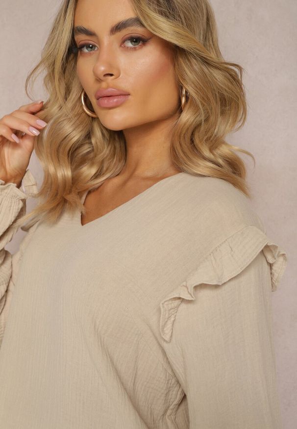 Renee - Beżowa Bawełniana Bluzka z Trójkątnym Dekoltem i Ozdobną Falbanką Redsta. Kolor: beżowy. Materiał: bawełna. Styl: elegancki