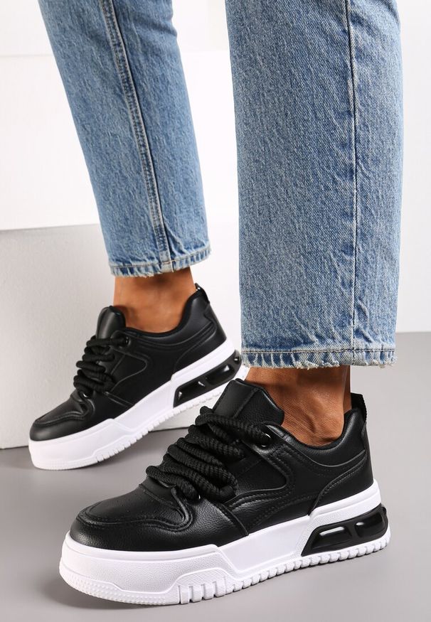 Renee - Czarne Sneakersy na Platformie z Imitacji Skóry z Przeszyciami i Sznurowaniem Celende. Okazja: na co dzień. Kolor: czarny. Materiał: skóra. Obcas: na platformie