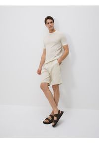 Reserved - Szorty chino regular - beżowy. Kolor: beżowy. Materiał: bawełna, tkanina #1