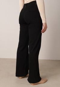 Born2be - Czarne Bawełniane Jeansy o Szerokim Kroju z Wysokim Stanem Nethea. Okazja: na co dzień, do pracy, na spotkanie biznesowe. Stan: podwyższony. Kolor: czarny. Styl: biznesowy, klasyczny, casual #3