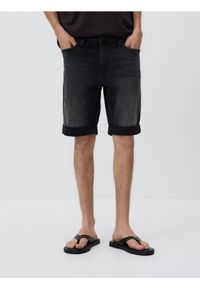 Reserved - Jeansowe szorty slim fit - czarny. Kolor: czarny. Materiał: jeans