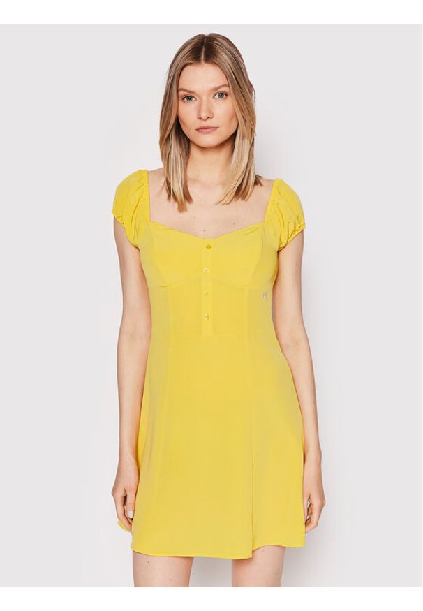 Calvin Klein Jeans Sukienka codzienna J20J218848 Żółty Regular Fit. Okazja: na co dzień. Kolor: żółty. Materiał: syntetyk. Typ sukienki: proste. Styl: casual
