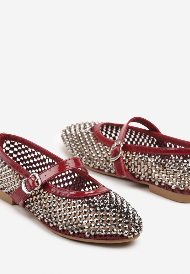 Born2be - Czerwone Balerinki z Siateczki z Paskiem Ozdobione Drobnymi Cyrkoniami Varabis. Okazja: na co dzień, na spacer. Zapięcie: pasek. Kolor: czerwony. Wzór: aplikacja. Materiał: materiał. Sezon: lato. Obcas: na obcasie. Styl: casual, elegancki, klasyczny. Wysokość obcasa: niski