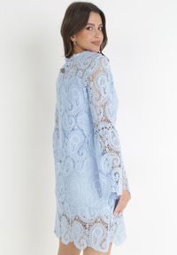 Born2be - Niebieska Koronkowa Sukienka Mini z Długimi Rękawami i Kokardkami Temona. Typ kołnierza: kokarda. Kolor: niebieski. Materiał: koronka. Długość rękawa: długi rękaw. Długość: mini #3
