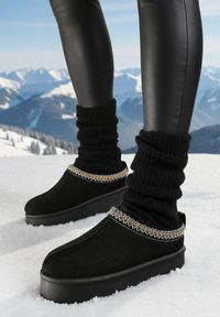 Born2be - Czarne Śniegowce Wsuwane na Grubej Podeszwie z Wyszywaną Ozdobą Irinellae. Okazja: na co dzień. Nosek buta: okrągły. Zapięcie: bez zapięcia. Kolor: czarny. Materiał: wełna, jeans. Wzór: aplikacja. Sezon: zima. Styl: casual, elegancki #1