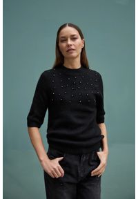 MOODO - Sweter ozdobiony koralikami czarny. Kolor: czarny. Materiał: akryl, elastan, poliester. Wzór: aplikacja #1