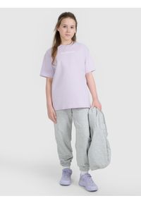 4f - 4F T-shirt oversize z nadrukiem dziewczęcy - fioletowy 134 (8-9 lat). Okazja: na co dzień. Kolor: fioletowy. Materiał: jersey, bawełna. Długość rękawa: krótki rękaw. Długość: krótkie. Wzór: nadruk. Sezon: lato. Styl: sportowy, klasyczny, casual